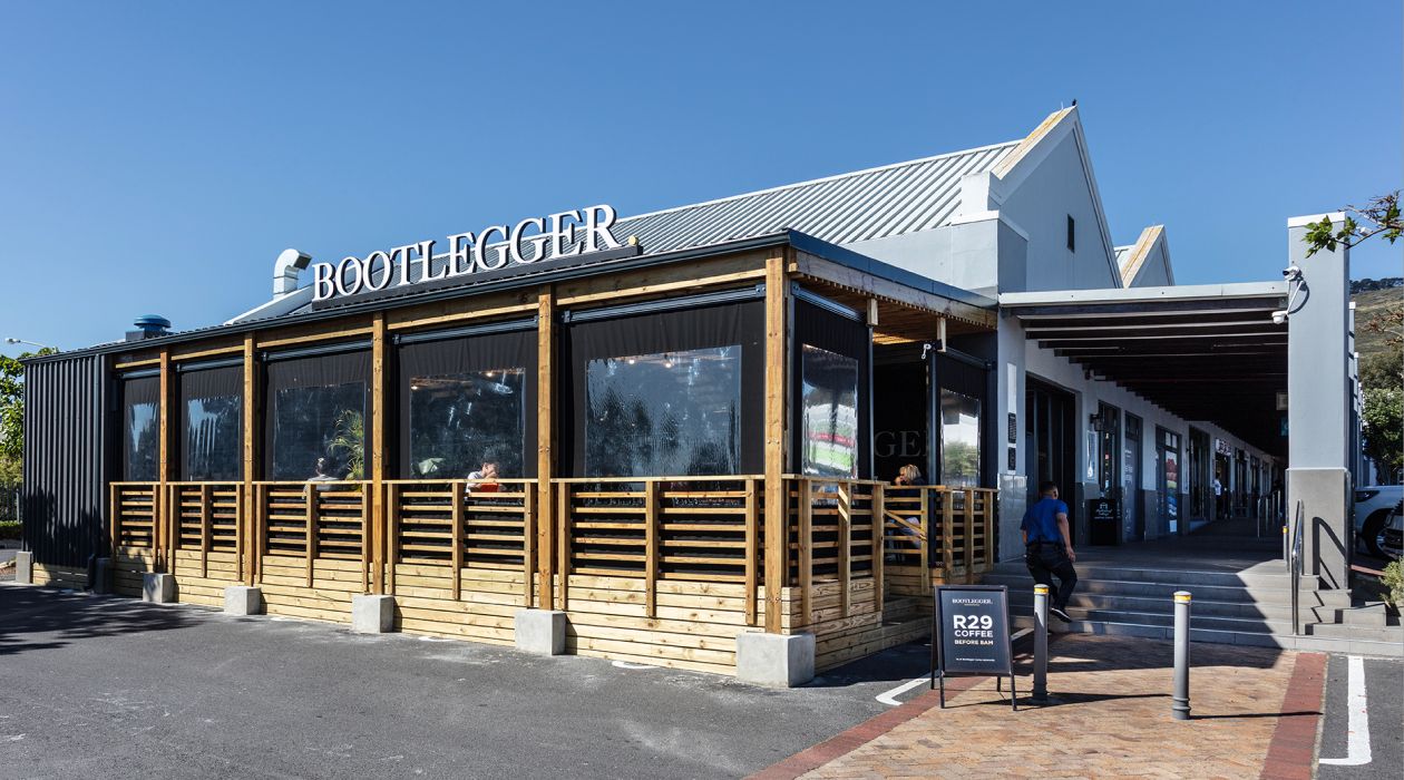 The nearby Plattekloof Lifestyle Centre has several national takeaway brands, restaurants, cafes and shops